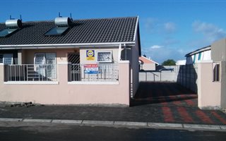 2 Bedroom House in Pelikan Park