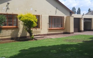 4 Bedroom House in Estera