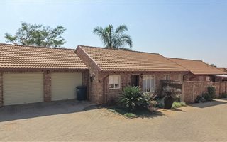 2 Bedroom Townhouse in Rooihuiskraal North