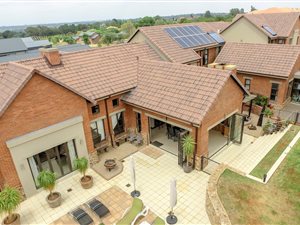 9 Bed House in Midstream Hill