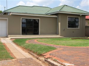 4 Bedroom House in Roodepoort North