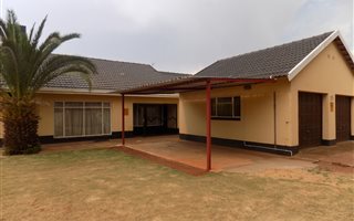 4 Bedroom House in Oberholzer