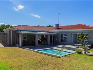 4 Bed House in West Beach