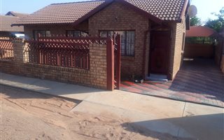 2 Bedroom House in Lethlabile