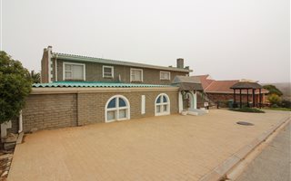 11 Bedroom House in Strandfontein