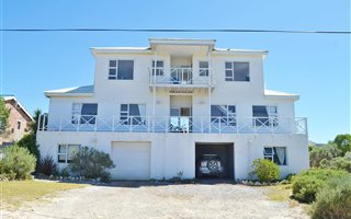 4 Bedroom House in Suiderstrand