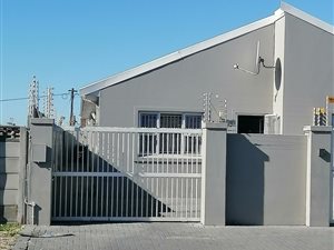 3 Bed House in Grassy Park