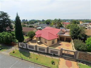 4 Bed House in Robertsham