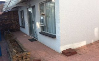 6 Bedroom House in Ridgeway