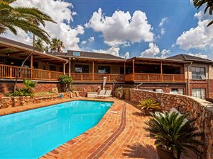4 Bedroom House in Kloofendal