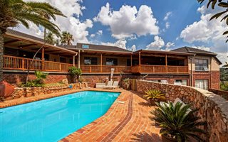 4 Bedroom House in Kloofendal