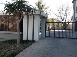 290 m² Office Space in Halfway House