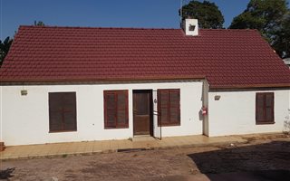 350 m² Commercial space in Hatfield