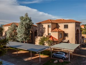 2 Bed Townhouse in Weltevreden Park
