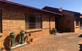 2 Bedroom Cluster in Eike Park