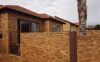 2 Bedroom Simplex in Ruimsig
