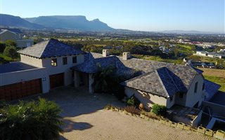 5 Bedroom House in Steenberg