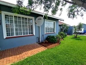 2 Bed Townhouse in Roodepoort West