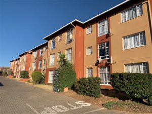 3 Bed Apartment in Weltevreden Park