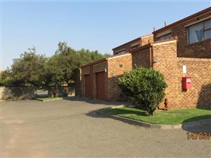 3 Bed Townhouse in Vanderbijlpark CE2