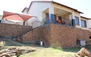 3 Bedroom Townhouse in Mondeor