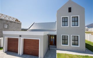 4 Bedroom House in Gordons Bay Central