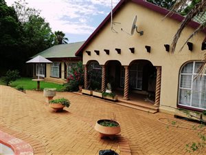 4 Bed House in Lourenspark