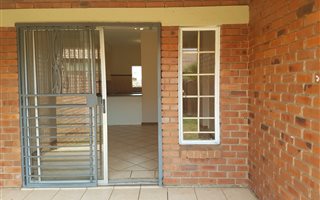 2 Bedroom Townhouse in Mooikloof Ridge