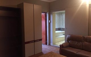 Bachelor apartment in Kilner Park