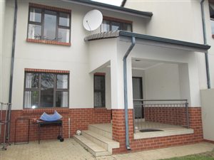 2 Bedroom Cluster in Fourways Gardens