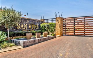 513 m² Land available in Ruimsig Country Estate