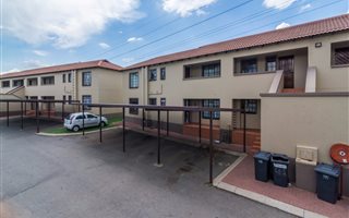 2 Bedroom Apartment in Roodepoort West