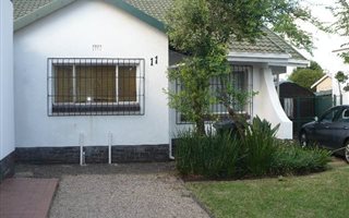 3 Bedroom House in Robertsham
