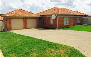 3 Bedroom House in Olievenhoutbos