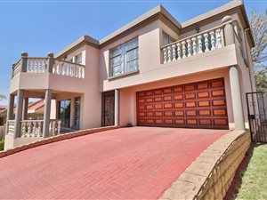 4 Bed House in Rietvalleirand