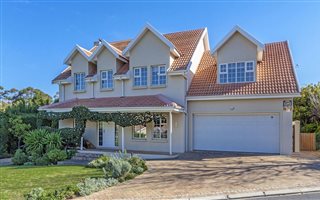 4 Bedroom House in Helderrand
