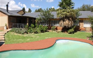 7 Bedroom House in Noordheuwel