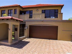 5 Bed House in Bloubergstrand