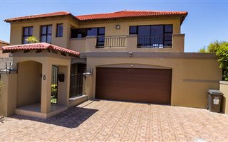 5 Bedroom House in Bloubergstrand