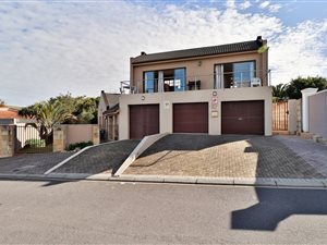 5 Bed House in De Bron
