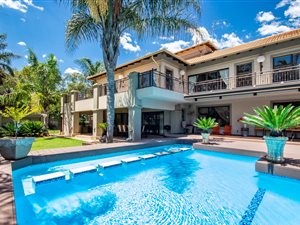 6 Bed House in Alphen Park