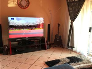 2 Bedroom Townhouse in Die Hoewes