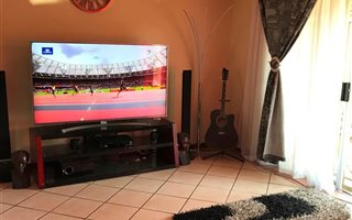 2 Bedroom Townhouse in Die Hoewes