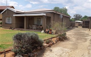 3 Bedroom House in Rothdene