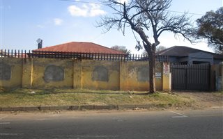 2 Bedroom House in Roodepoort North