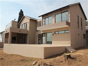 4 Bed Cluster in Douglasdale