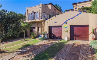 6 Bedroom House in Herolds Bay