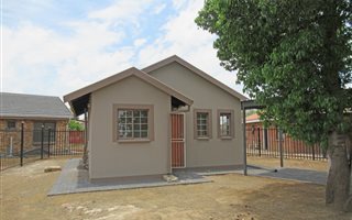 2 Bedroom House in Lourierpark