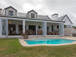 5 Bed House in Grotto Bay