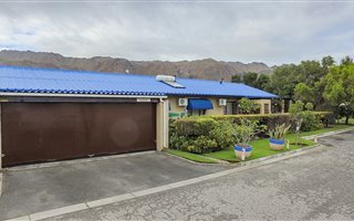 3 Bedroom House in Gordons Bay Central